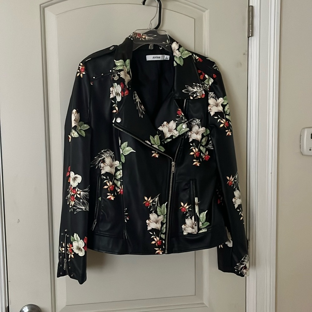 Leather jacket with flowers. Large. Side zipper